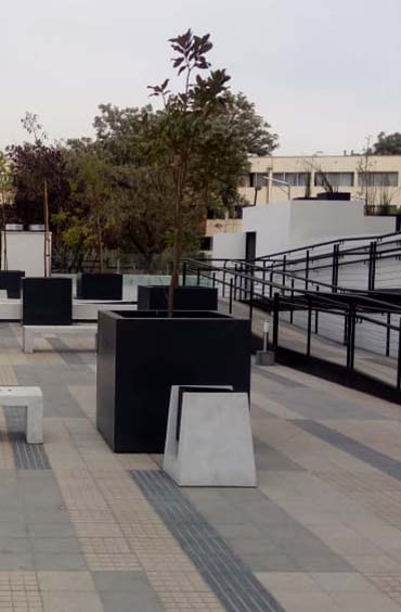 proyecto con maceteros autorregantes en plaza de la Villa Militar